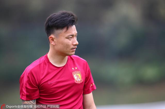 理查德（凯文·詹森斯 Kevin Janssens 饰）、斯坦（文森特·科隆布 Vincent Colombe 饰）和迪米特里（纪尧姆·布谢德 Guillaume Bouchède 饰）每一年都要在荒凉中集结，进行狩猎勾当，本年亦是如斯，和往年分歧的是，这一次，理查德把本身的情妇珍（玛蒂尔达·鲁茨 Matilda Anna Ingrid Lutz 饰）也带来了。